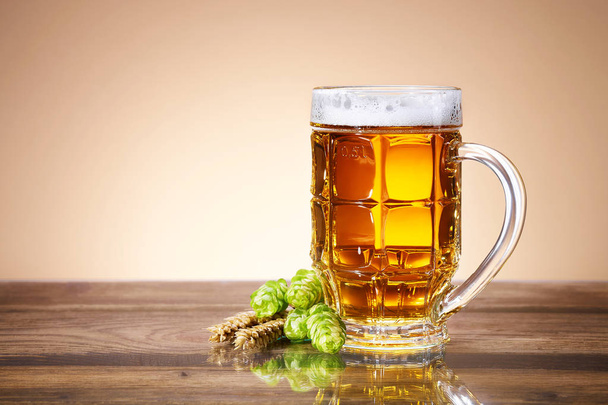 Birra fresca in una tazza
 - Foto, immagini