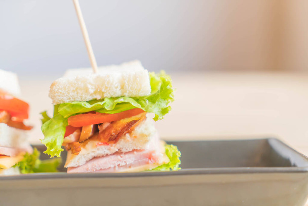 chicken ham sandwich on wood background - Foto, afbeelding