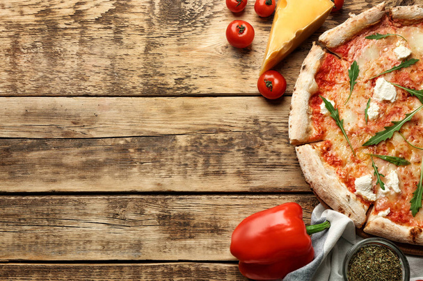 Свіжа піца Чотири Сир з інгредієнтами
  - Фото, зображення