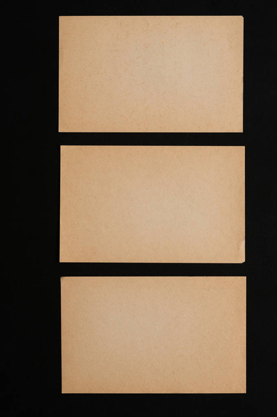 Siyah arka plan üzerine izole kahverengi kağıt sayfalarının - Fotoğraf, Görsel