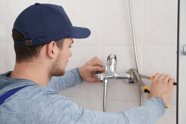 Plumber fixing faucet - Fotoğraf, Görsel