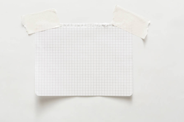 Notitie papier met plakband, notebook blad bekleed - Foto, afbeelding