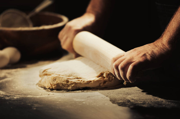 Man making dough in kitchen - Foto, Bild