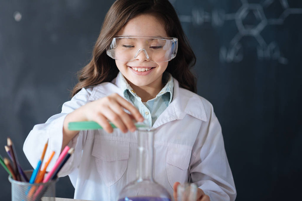 girl enjoying chemistry experiment  - Foto, Bild