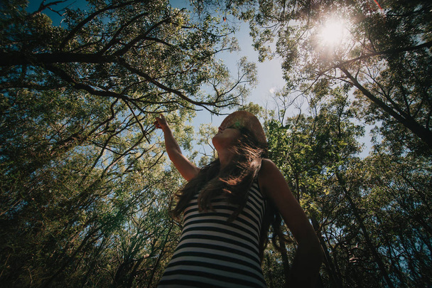 Woman enjoying the nature in the Australian forest. - Fotoğraf, Görsel