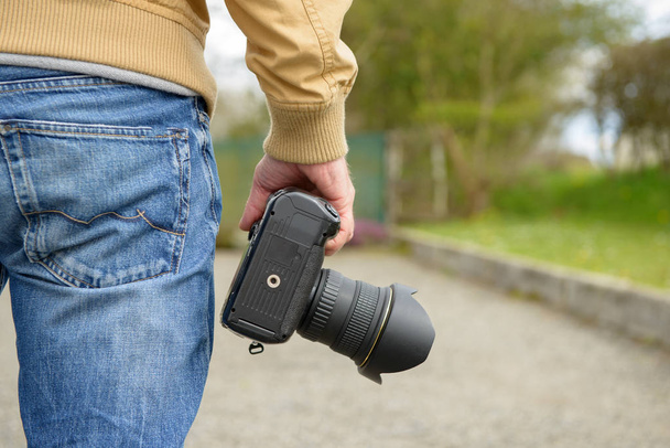 fotógrafo sosteniendo su cámara fotográfica
  - Foto, Imagen