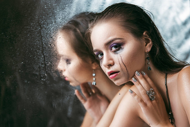 Young girl in the mirror  - Valokuva, kuva
