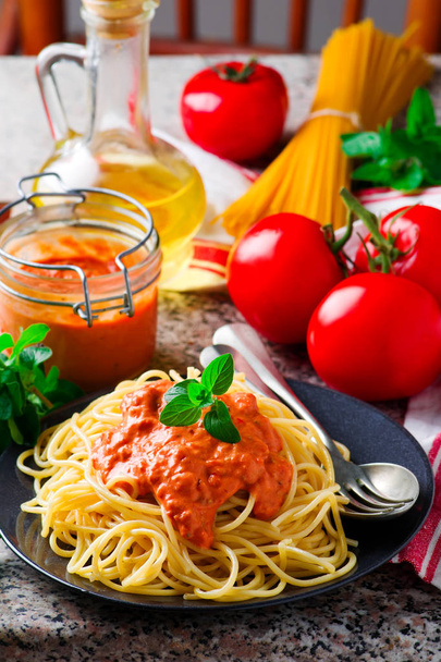 Spaghettini à la sauce rose-rouge
 - Photo, image