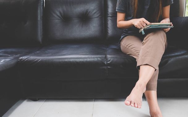 Le donne si siedono al divano di un tablet per comunicare un sociale, su
 - Foto, immagini