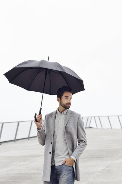 Красивий чоловік з парасолькою
  - Фото, зображення