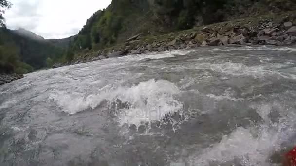 Point de vue du membre de l'équipage de rafting pédalant le long de la rivière sauvage de montagne, sports
 - Séquence, vidéo