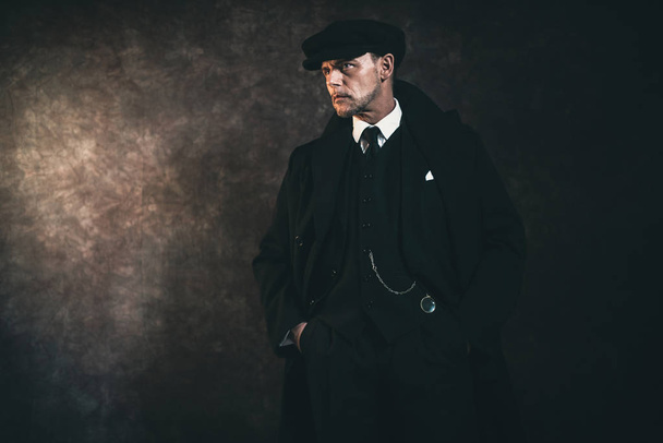 Γκάνγκστερ φορώντας παλτό και σε επίπεδη καπάκι - Φωτογραφία, εικόνα