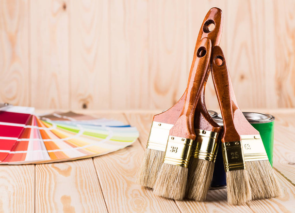 Malíř a natěrač pracovní stůl s projektem domu, barva swatc - Fotografie, Obrázek