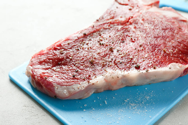 Seasoned steak on cutting board  - Zdjęcie, obraz