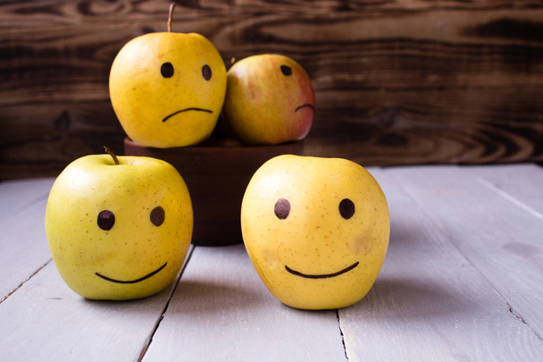 κίτρινα μήλα με συμένος συναισθήματα - Φωτογραφία, εικόνα
