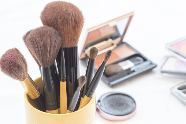 brosse pour maquillage cosmétique visage peau
  - Photo, image