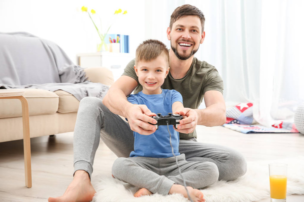 Father and son playing videogame  - Fotoğraf, Görsel