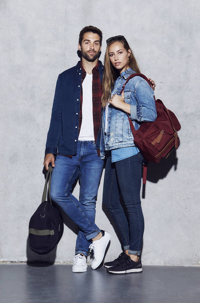 Serious couple with luggage  - Zdjęcie, obraz