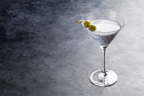 Martini koktajl na stole - Zdjęcie, obraz