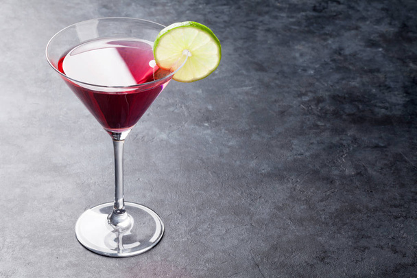 Cocktail cosmopolite sur table
 - Photo, image