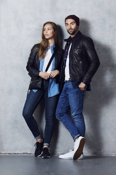 Cool couple in leather jackets - Foto, Imagen