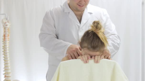 The girl to the clinic, neck massage, camera pan - Footage, Video