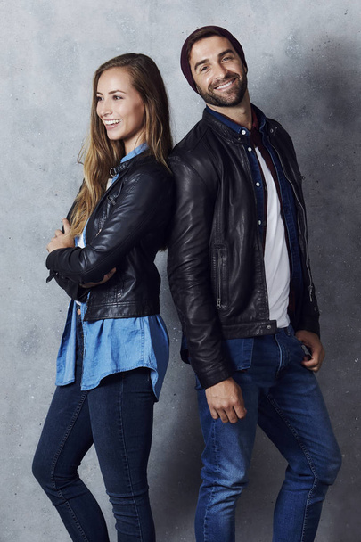 Laughing couple in leather jackets - Foto, Imagen
