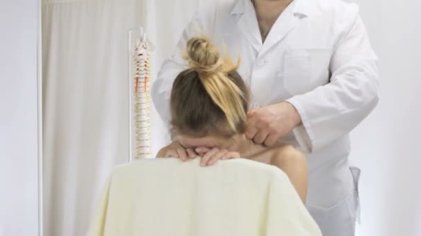 Léčebná masáž krku dívka sedící - Záběry, video
