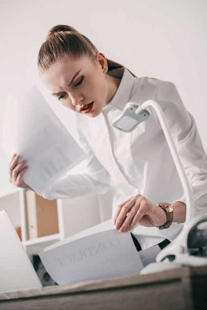 businesswoman reading documents - Zdjęcie, obraz