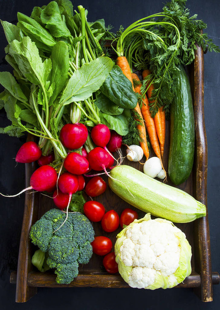 Légumes frais biologiques aux carottes, chou-fleur, brocoli, à
 - Photo, image