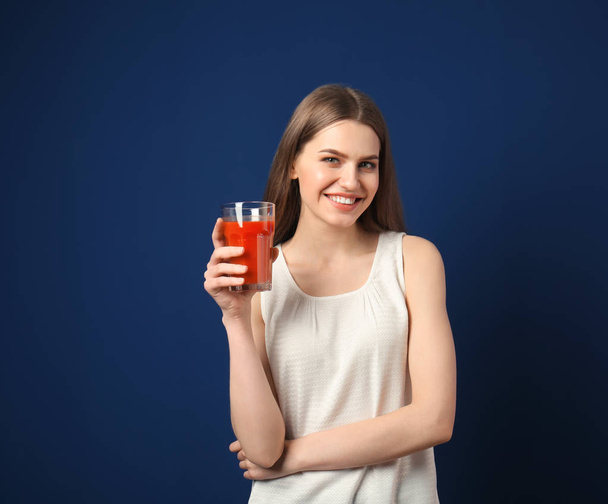 woman with glass of fresh juice - Foto, Bild
