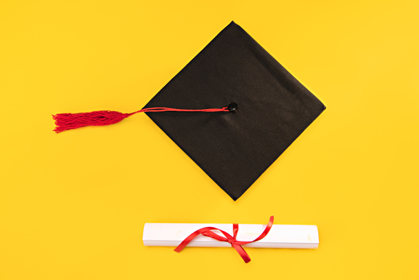 Mortero y diploma de graduación
  - Foto, Imagen