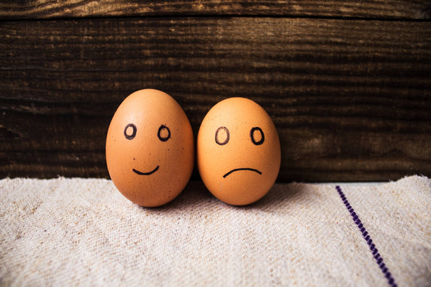 яйца с эмоциями на деревянном фоне
 - Фото, изображение