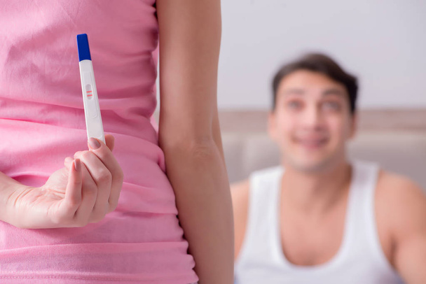 Onnellinen pari tietää raskaustestin tuloksista - Valokuva, kuva