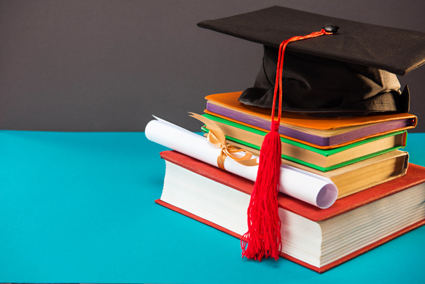 libros, diploma y gorra de graduación
 - Foto, Imagen