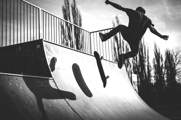 Skater doing a kickflip on ramp - 写真・画像