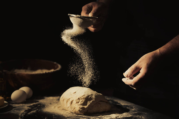 Man making dough in kitchen - Foto, afbeelding
