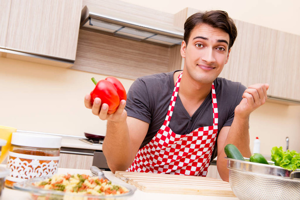 Férfi férfi szakács elkészítése élelmiszer a konyhában - Fotó, kép