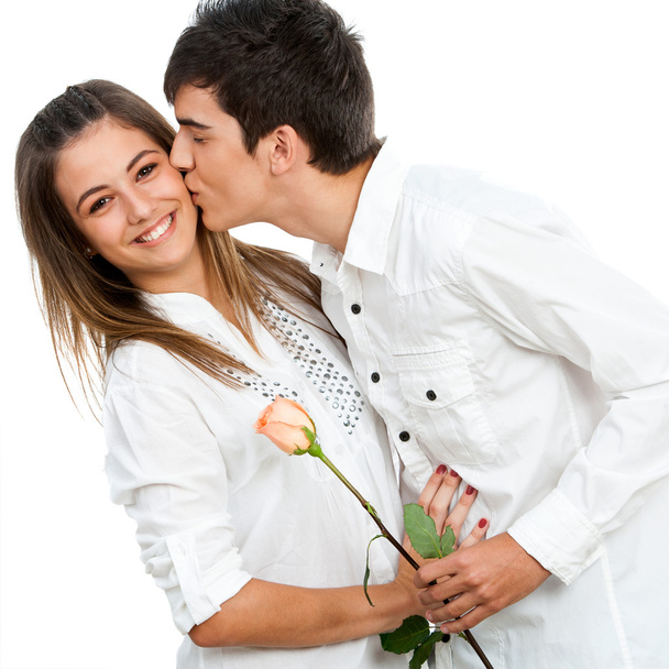 αγόρι που δίνει το κορίτσι ένα τριαντάφυλλο και ρομαντικό φιλί. - Φωτογραφία, εικόνα