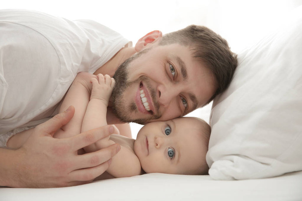 Père couché avec bébé fille mignonne
 - Photo, image