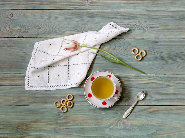 Hrnek s čajem a Tulipán  - Fotografie, Obrázek