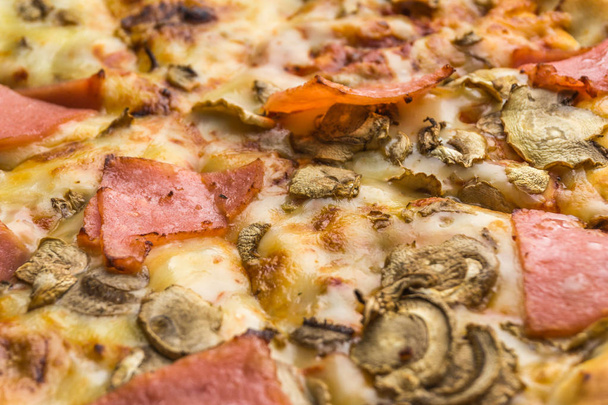 Μακροεντολή φωτογραφία από μια πίτσα με μανιτάρια και λουκάνικο - Φωτογραφία, εικόνα