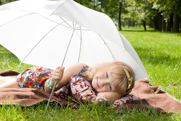 Little girl under umbrella - Foto, afbeelding