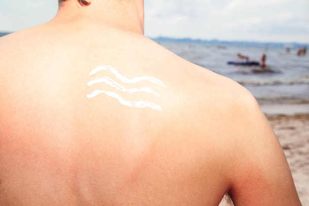 Loción hombre con protector solar olas de mar en el fondo del mar
 - Foto, Imagen