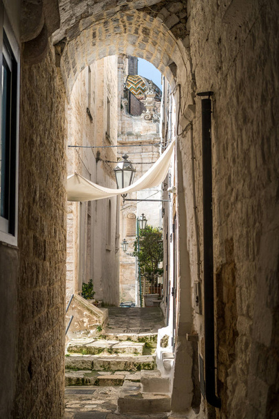 Szűk utcában a Ostuni, Puglia, Olaszország - Fotó, kép