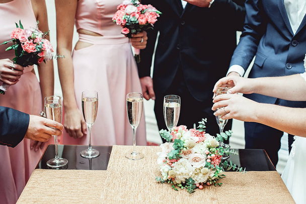 έξι ποτήρια με λευκό κρασί σε ένα τραπέζι. γαμήλιο πάρτυ. - Φωτογραφία, εικόνα