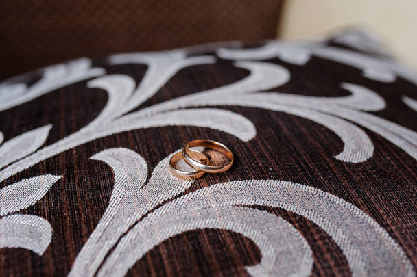 Zlaté snubní prsteny hnědá Fabric - Fotografie, Obrázek