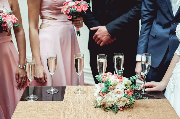 Sechs Gläser mit Weißwein auf einem Tisch. Hochzeitsgesellschaft. - Foto, Bild