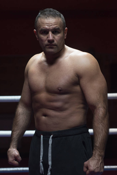 muscular professional kickboxer - 写真・画像
