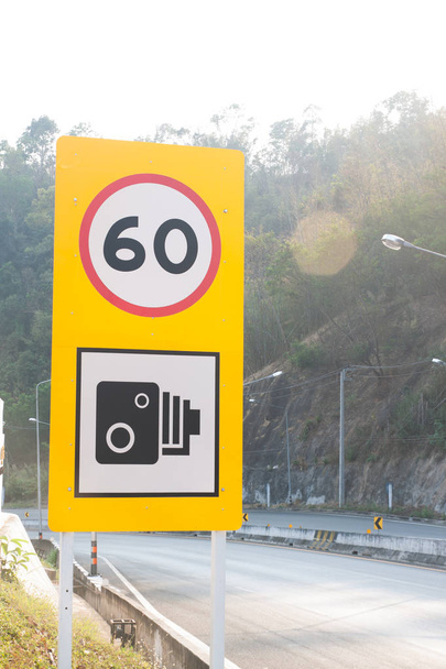 Швидкість дорожній знак на заміській дорозі, обмеження швидкості 60 зі швидкістю
 - Фото, зображення